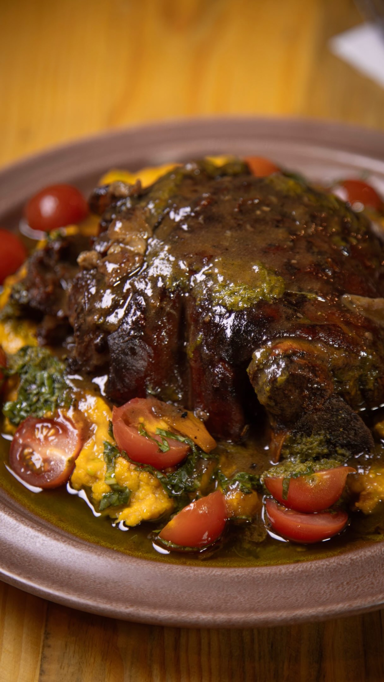 Plato de autor con carne y vegetales